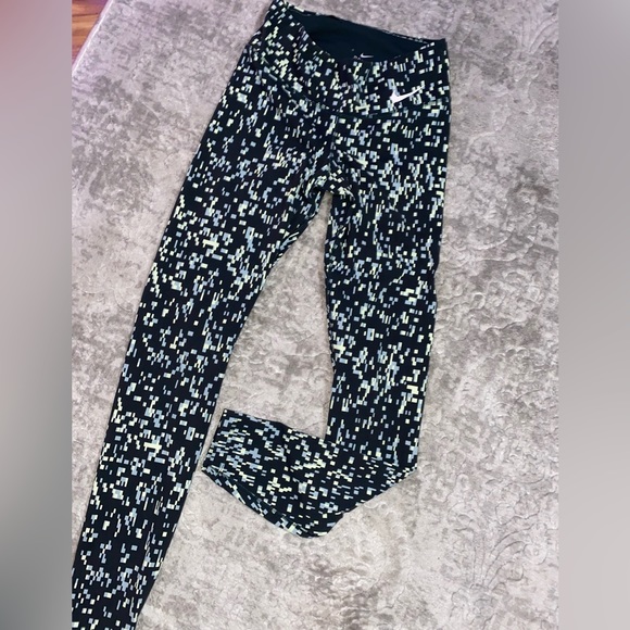 Nike Pants - Nike dri-fit mid rise legendary tight fit printed leggings size small